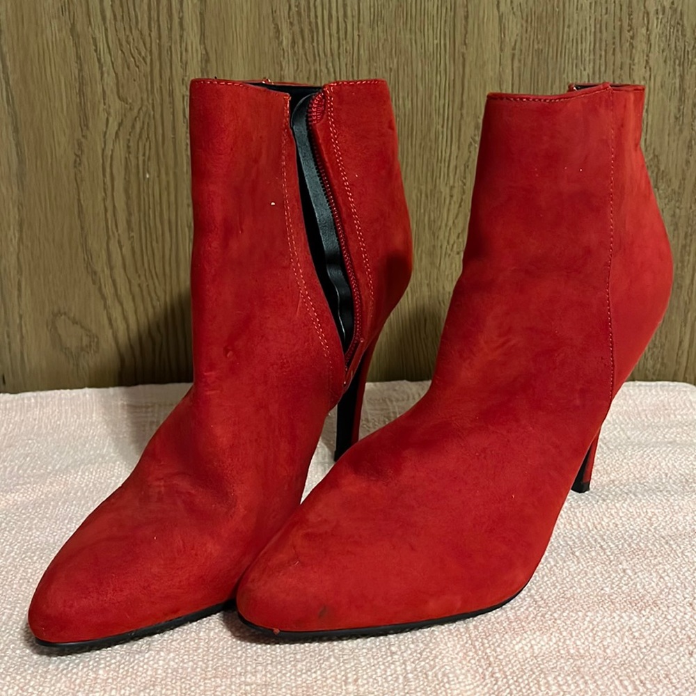 🏷️ 3/$25 Red Faux Suede Heeled Boots Madden Size 8 Valentine’s Day